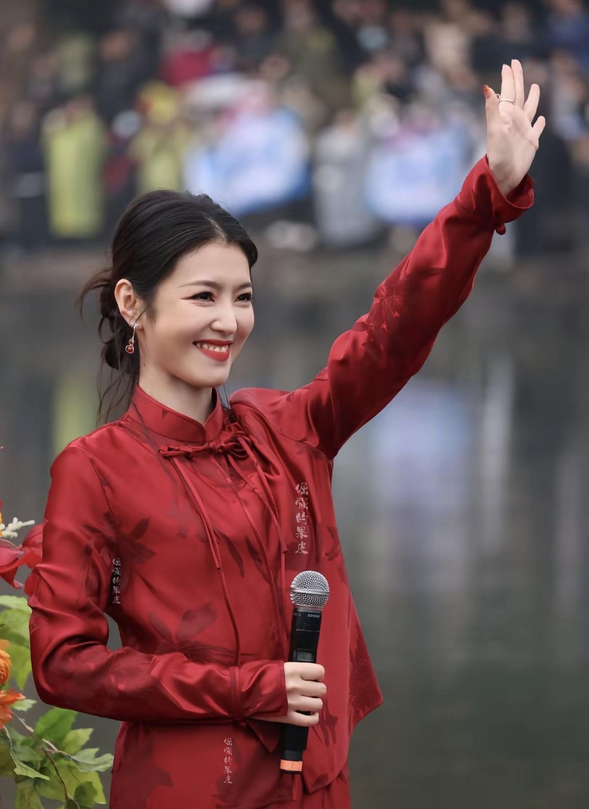 谁懂啊！李云霄的红衣笑起来也太有感染力了吧，像春日里最明艳的一抹红[比心]被李云
