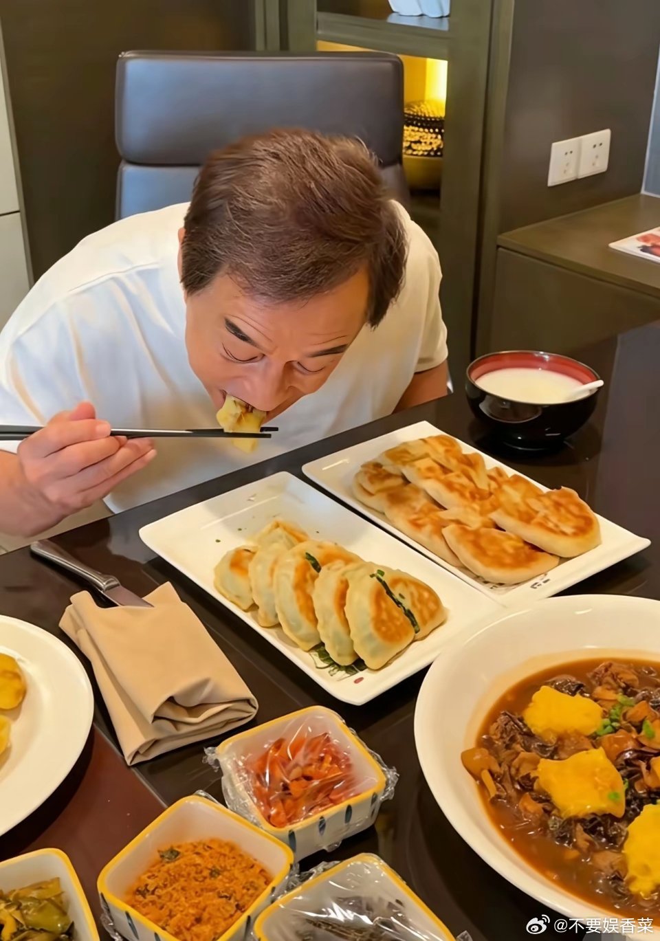 成龙一顿饭顶别人两顿，食量不是一般大11点就开始吃午饭，一桌子全是硬核碳水。韭菜