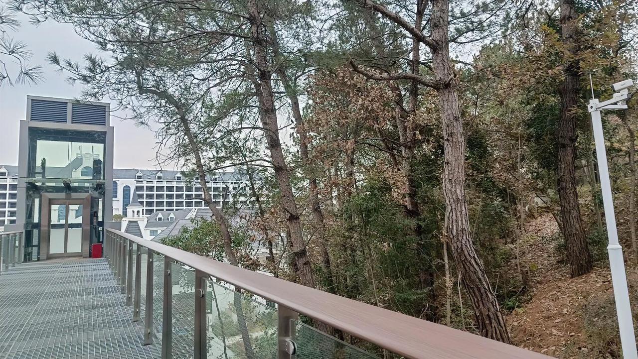 昨天，公交车上一位大叔喋喋不休的骂司机，司机淡定回怼:“我现在在上班，不然指定收