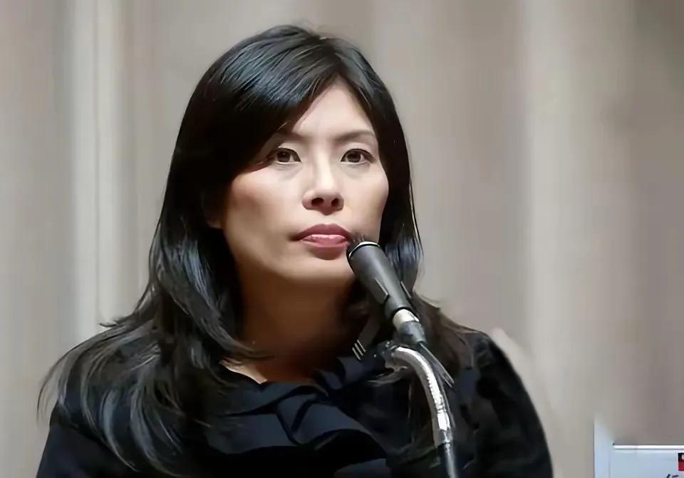 “郑丽文拜会夏瀛洲上将后，改口了！蓝营改选冲刺阶段，这一转变引发关注。”之前或许