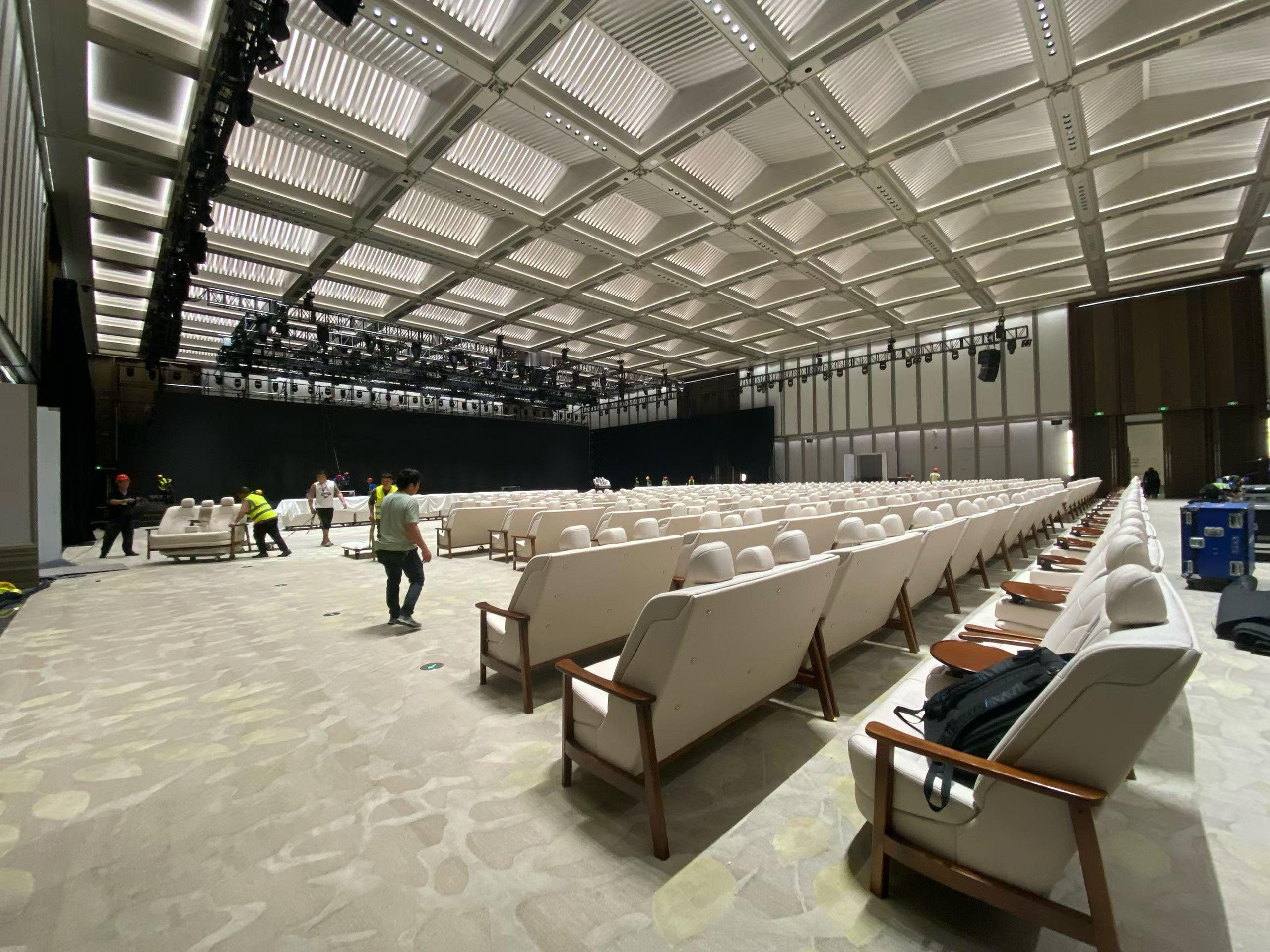 发布会结束，N6的沙发就被搬走了，好像有一丝伤感…没有关系，应该马上会有两个沙发