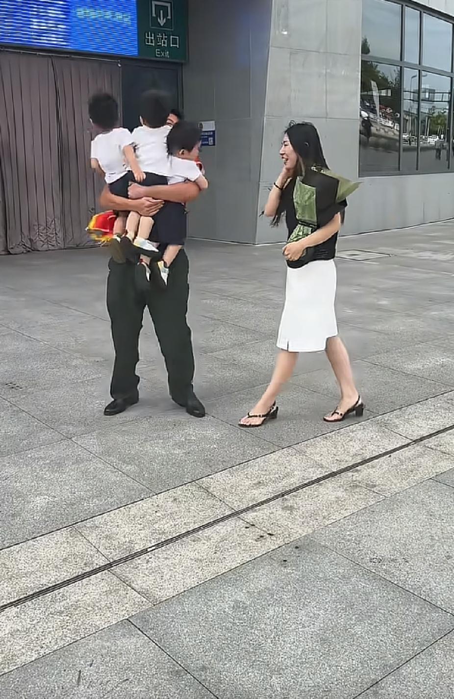 安徽宿州火车站出站口，一名刚脱下军装的退伍老兵拖着行李箱往外走。谁知刚迈出一步，