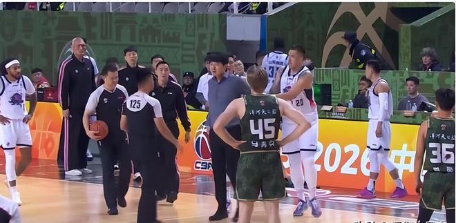 邱彪、刘炜、张庆鹏，原以为最先下课的是邱彪。没想到山东男篮三连败后立刻来了一个