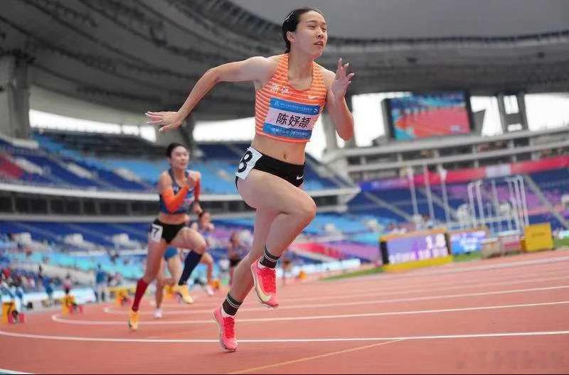 陈妤颉（16岁，田径）被称作“小孩姐”，十五运会女子100米以11秒10夺冠刷新亚洲青年纪录，亚洲田