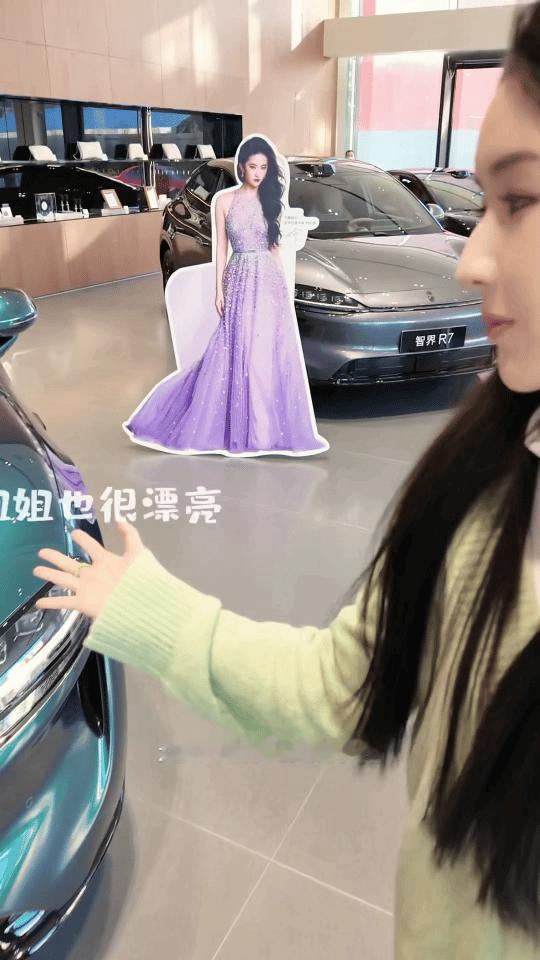 王玉雯这把冲刘亦菲来的王玉雯追星刘亦菲，从合照傻笑到入手同款，这流程简直是追星