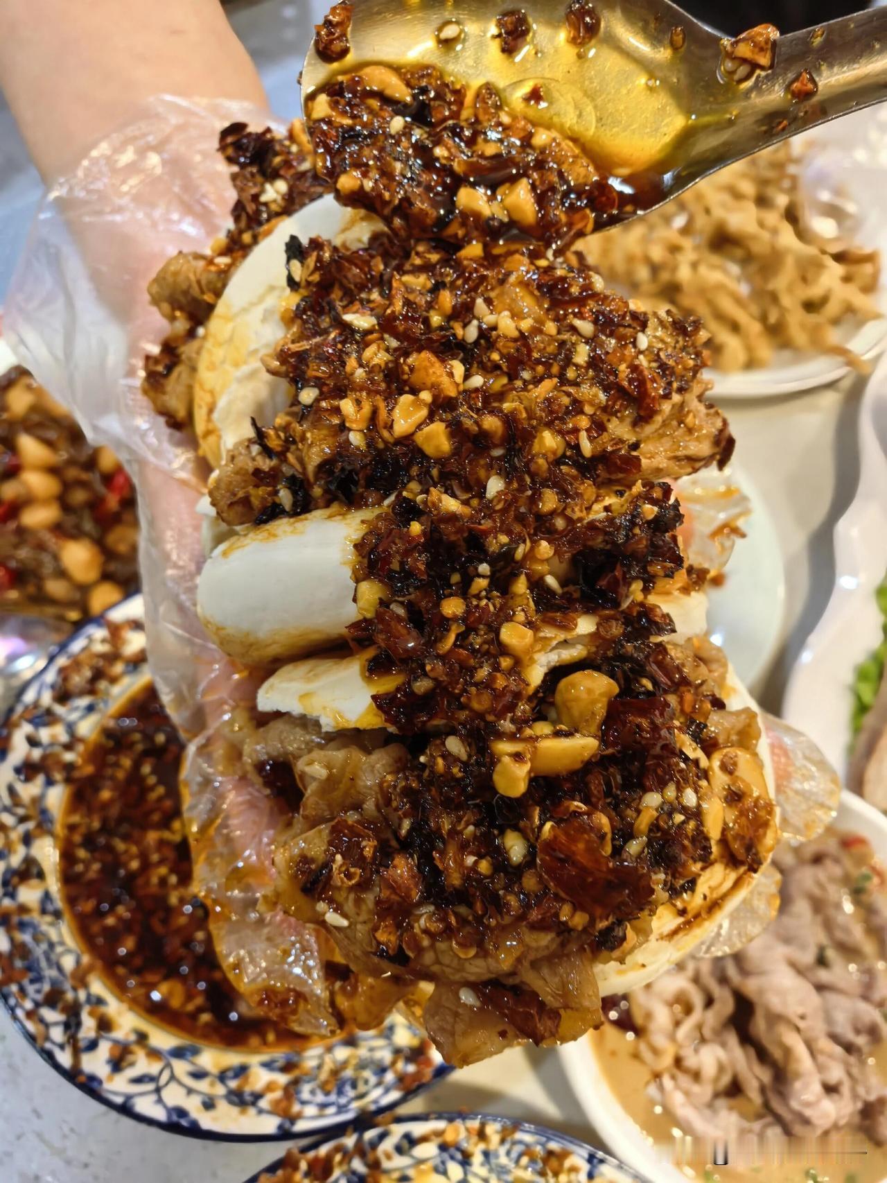 油泼辣子一道菜，这话真一点不假。每次看到那红艳艳、香喷喷的油泼辣子，食欲就瞬间被