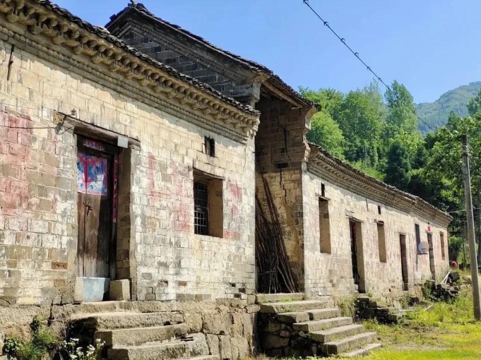 春节回老家村里，很多人会随处走走，这时或许有人会注意到，农村那些空置的老房子，如