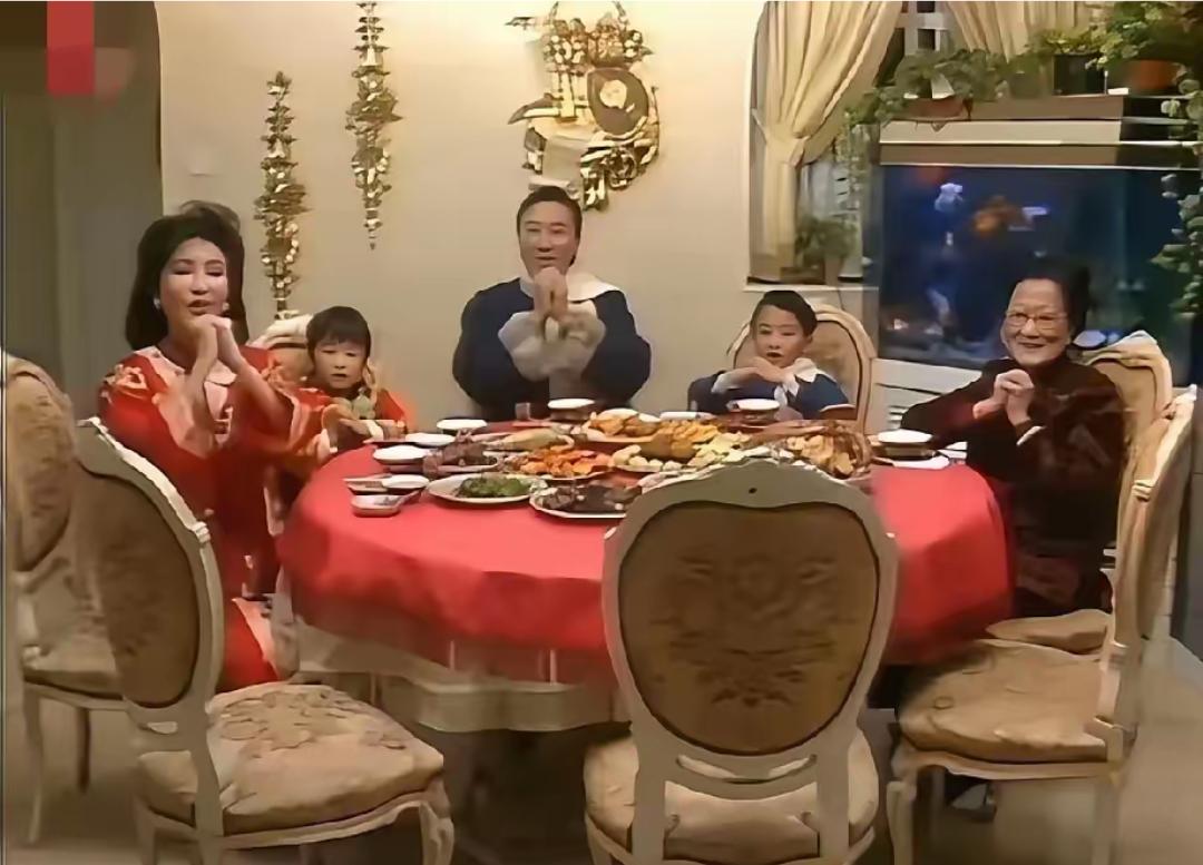这是1986年，谢贤一家人的除夕夜，年夜饭，一桌丰盛的晚餐，穿着华丽的衣服，住着