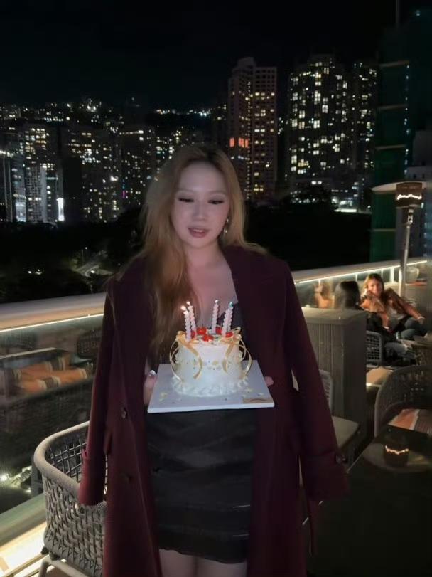 甄子丹22岁女儿近照炸屏！穿吊带裙性感美艳，颜值气质碾压女明星星二代里的“颜