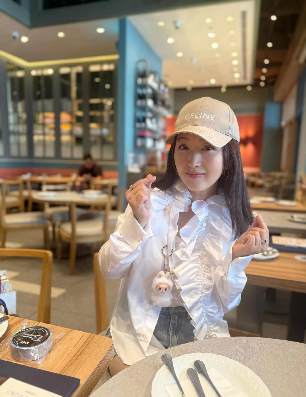 54岁杨钰莹晒聚会照，穿白色蕾丝衬衣超减龄！杨钰莹在社交平台分享了一组聚会照令人