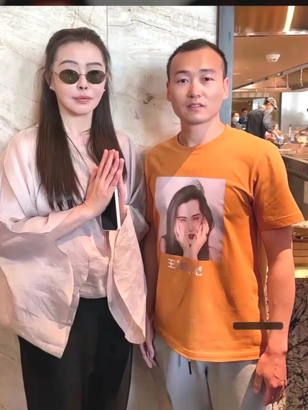 终于看到王祖贤的庐山真面目，这样的她还是你的女神吗？众所周知，出道时的王祖贤