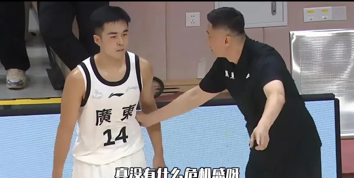 张皓嘉的滑翔劈扣太辣眼睛了！国际篮球团结杯热身赛，广东男篮70-80不敌黑山男