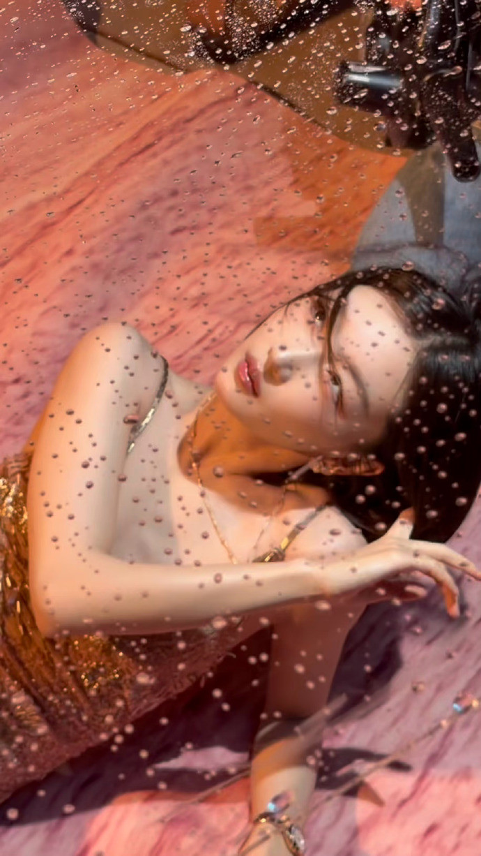 1.周冬雨的商业价值下滑是有目共睹的，现在基本没有代言了，因为没有太高的价值，所