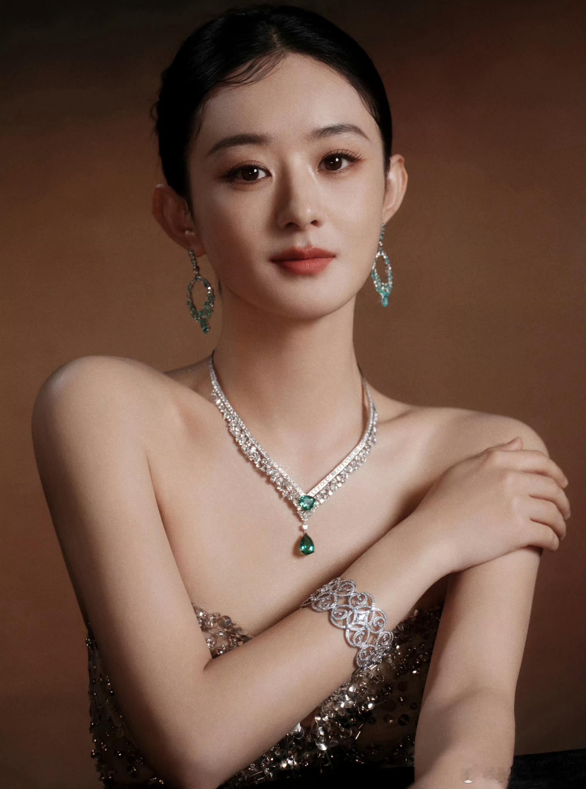 赵丽颖满钻礼服搭配祖母绿珠宝，真的好显贵气盘发干净利落，整个人从容又大气。既