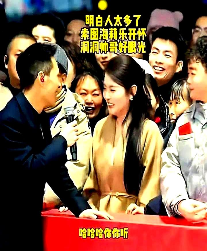 榜一大姐甩出100辆电动车，转身就坐进了索图的直播间。她坐下就拿起一个奉