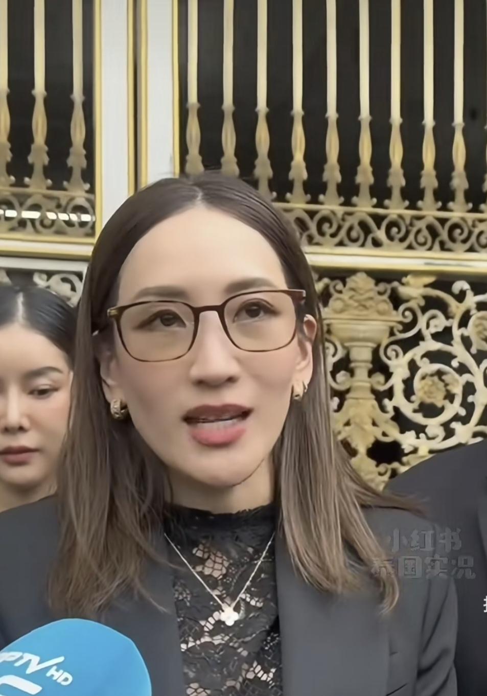 11月17日，萍通塔和哥嫂探视父亲他信一个小时后，走出监狱，接受了媒体采访。他们