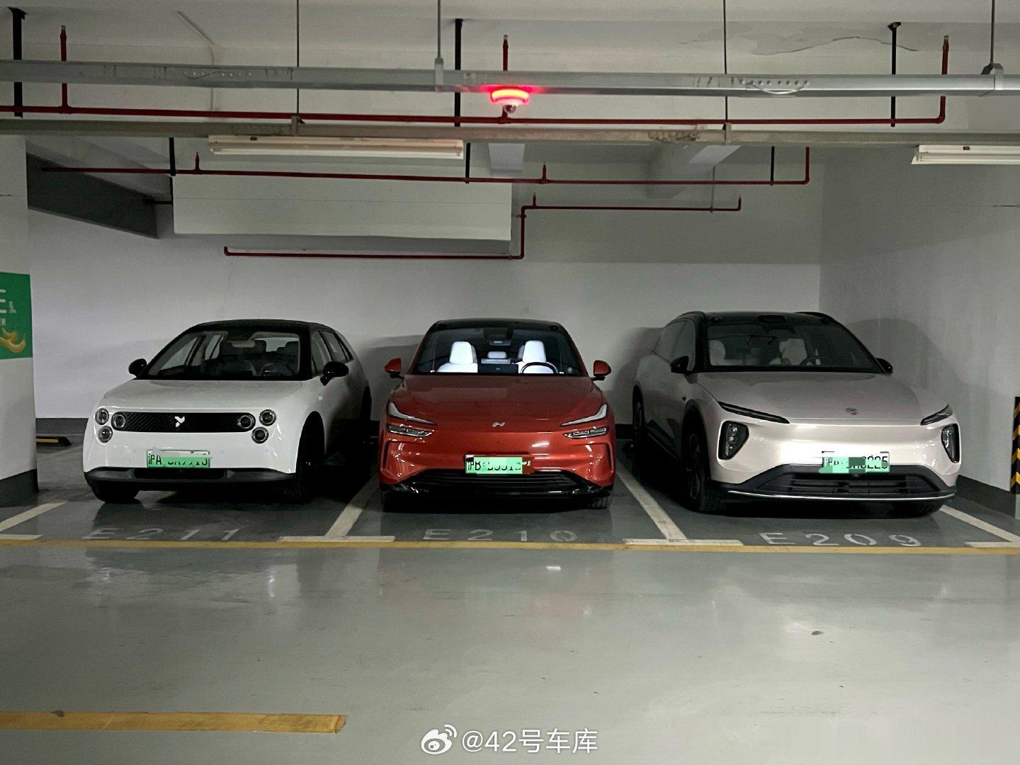 蔚乐萤，「为了赢」[doge]蔚来三代同堂凑齐了，最喜欢哪辆？42how新能源汽车蔚