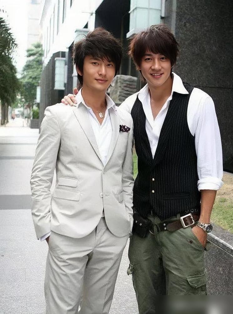 黄晓明那场世纪婚礼，没给何润东留座，真不是记仇，是背后一笔1.6亿的账算得太清楚