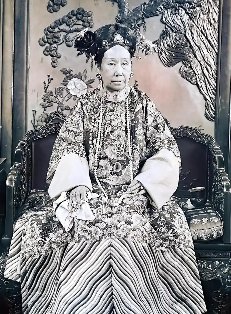 ·慈禧太后并不是亡国妖后？是也不是，真正把大清推入深渊的，是那个表面忠厚老实、实