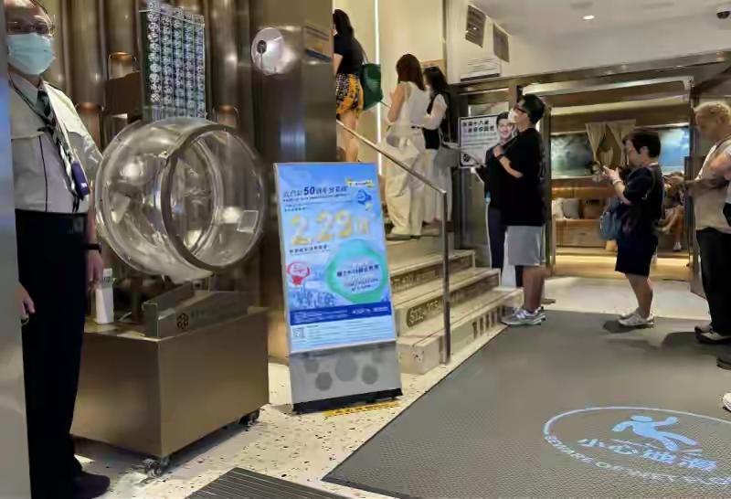 近期香港一单位，有十五名同事集资买了彩票，中了3000万港币，但是负责卖彩票的这