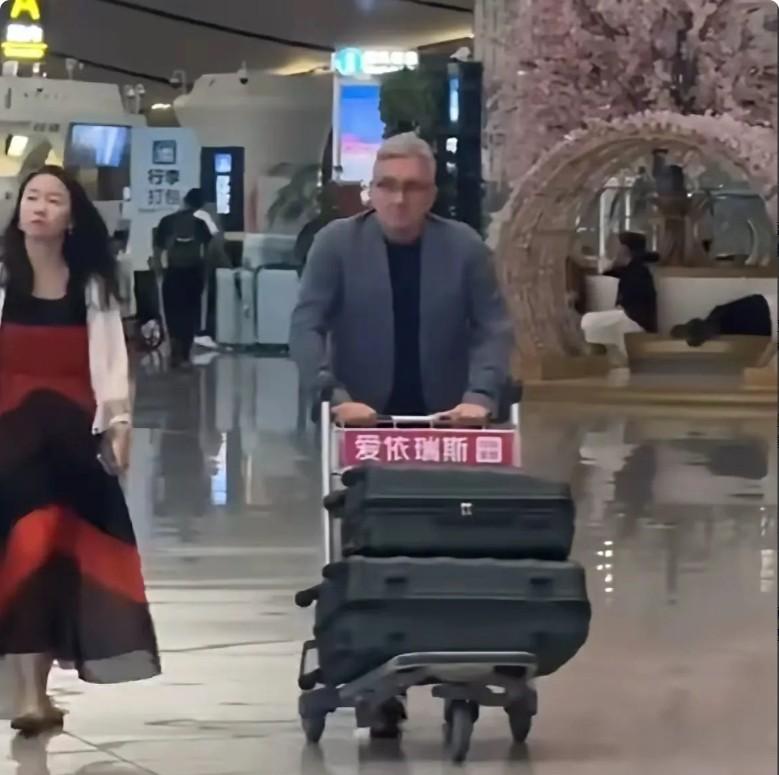 国足主帅伊迈昨天已经下课，这个不幸的老头终于结束了他糟糕的执教生涯，和国足说拜拜