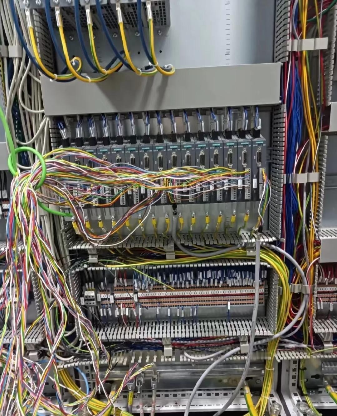 这个厂搞电工刚进来没经验肯定不行，大部分电箱里面的线十分乱，修机没电路图，全凭经