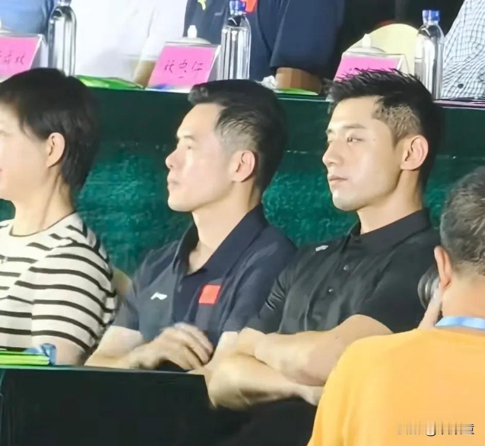 张继科的人气真的很气人！昨天，张继科与刘国正一起参加活动，刘国正人气已经很高，