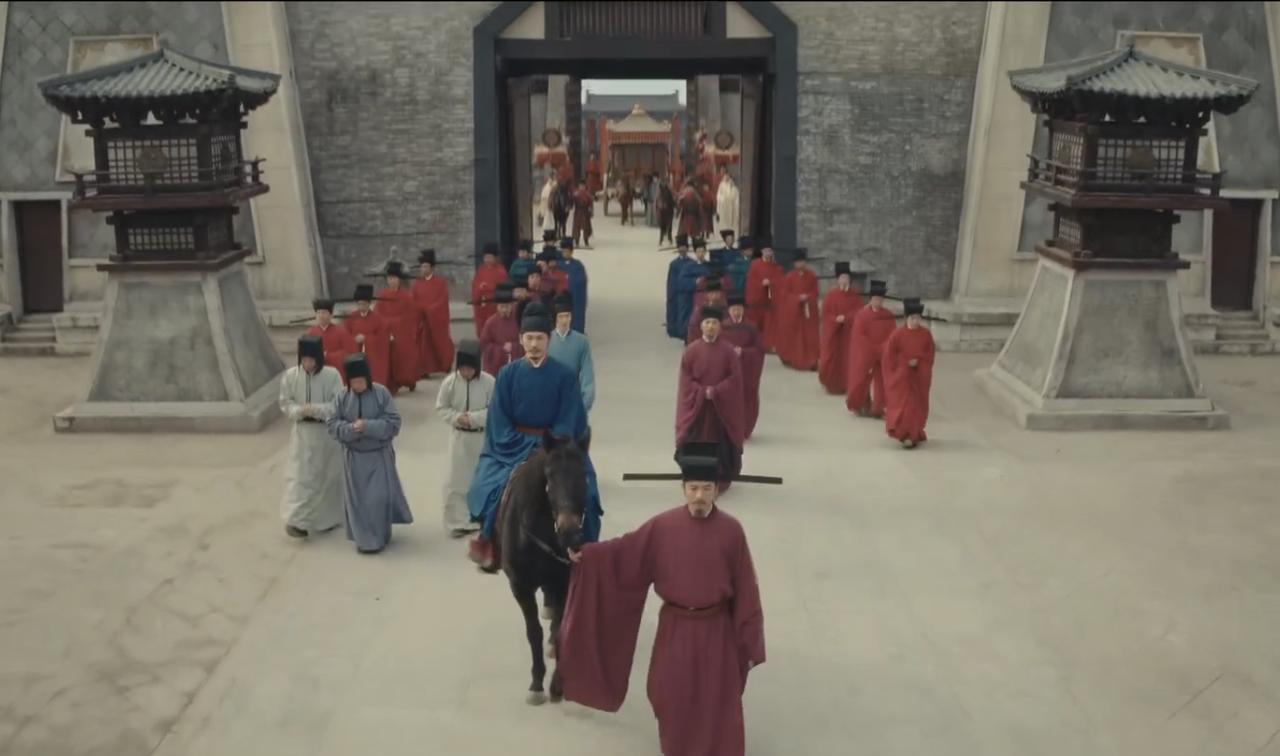 赵光义为钱弘俶牵马入汴梁，此后二人同一朝堂上做君臣十余载。从无矛盾，赵光义对钱弘