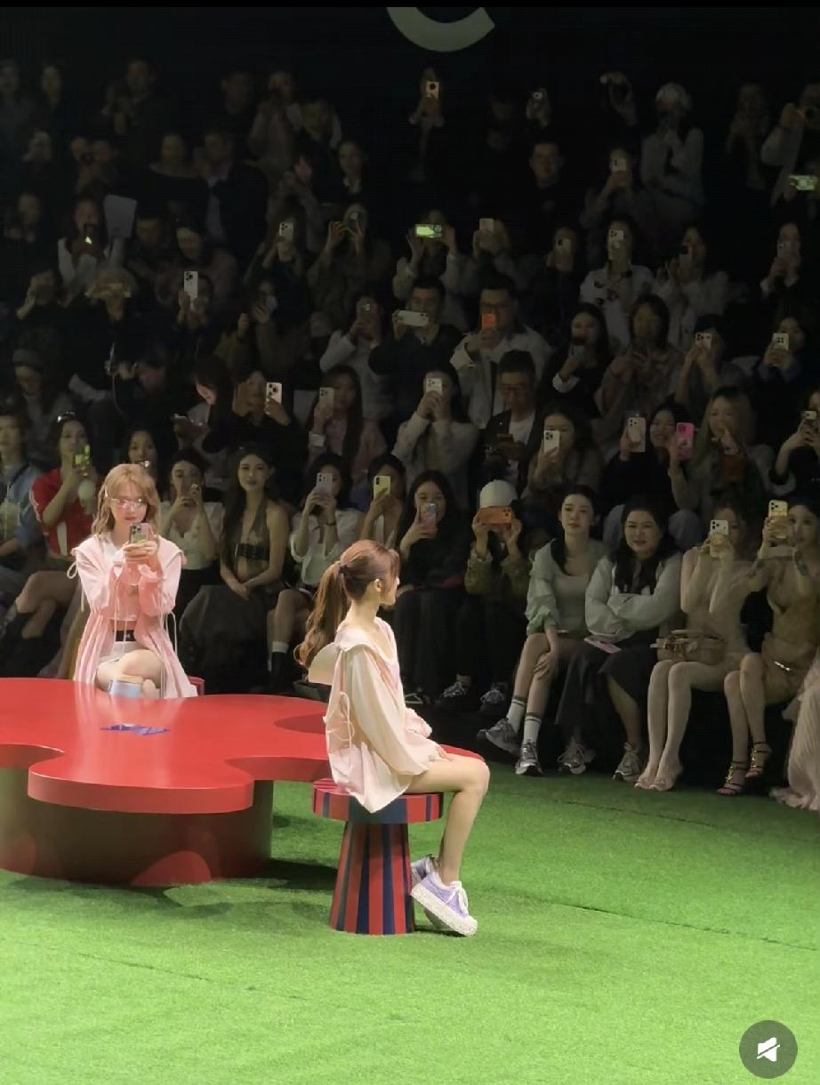3月29日，赵露思上海参加时装周，坐中间有点尴尬，怼脸拍脸上皮肤不好，有好多小痘
