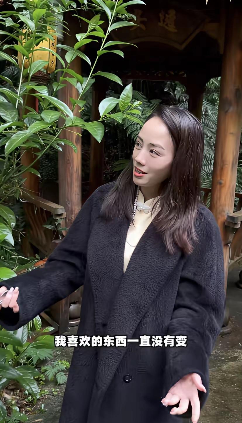 发现没？川乡小妹儿还喜欢农村的。离婚以后，四川大别墅的景少拍了许多，不好刻意多拍