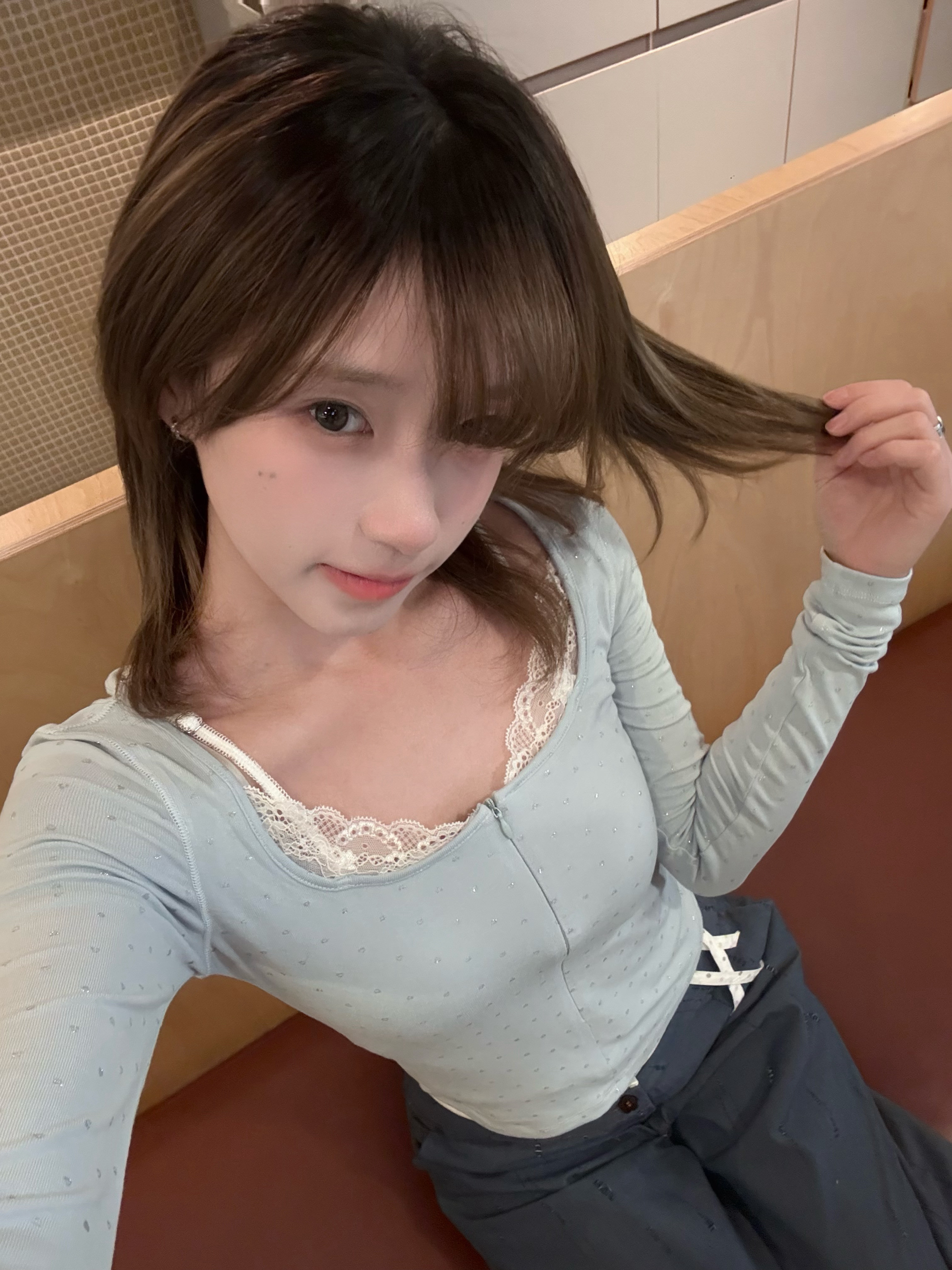 偶尔蓝色上衣ariseism裤子朋友的（不知道是啥牌子）发色冷棕色眼珠氧