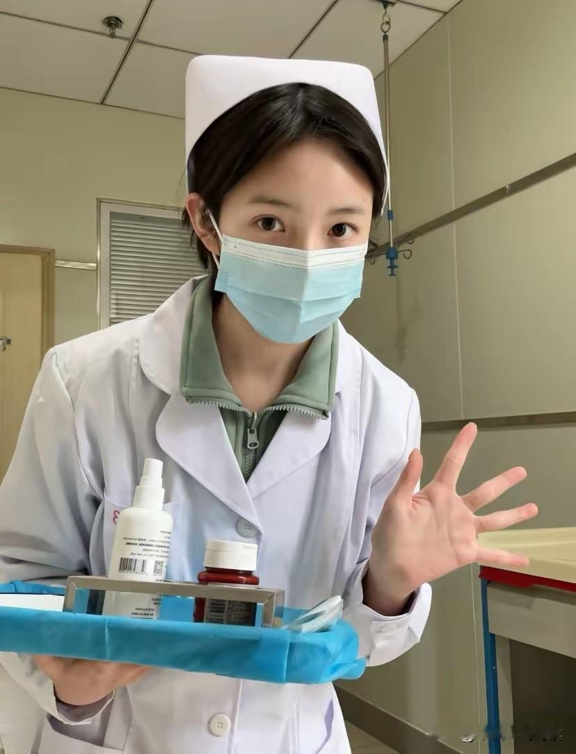 何进住院了，我晚上去陪护。隔壁病床忽然来了一个男的，第一天就有三个女的来看他，