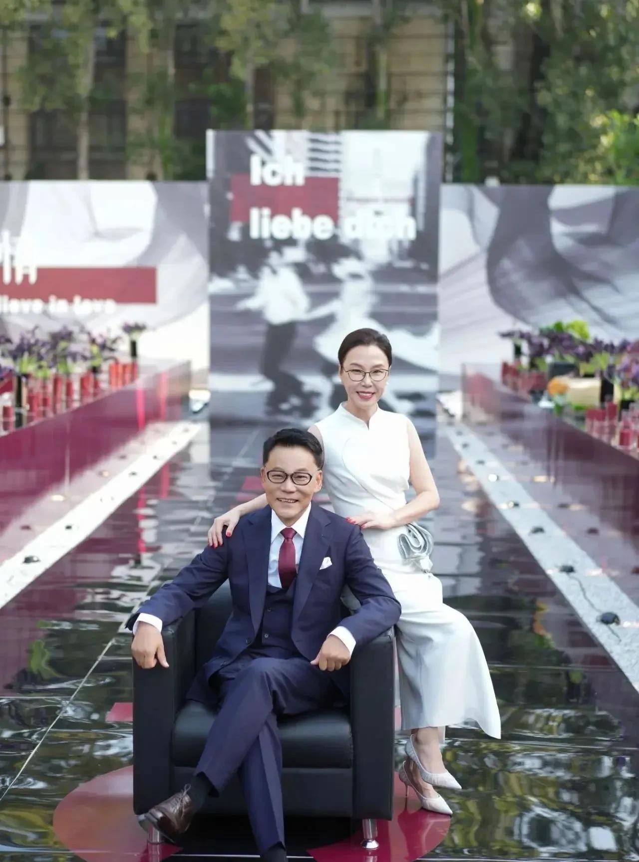 他总算找到一位重情不重财的女子！在花甲之年，与北大的小师妹重逢，那可是他曾经的初