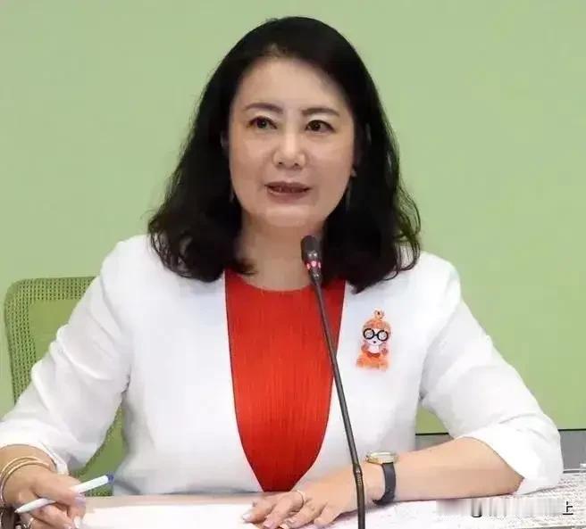 没有对比就没有伤害！看看吴思瑶与翁晓玲的对比吧！同样作为台岛“立法院立委