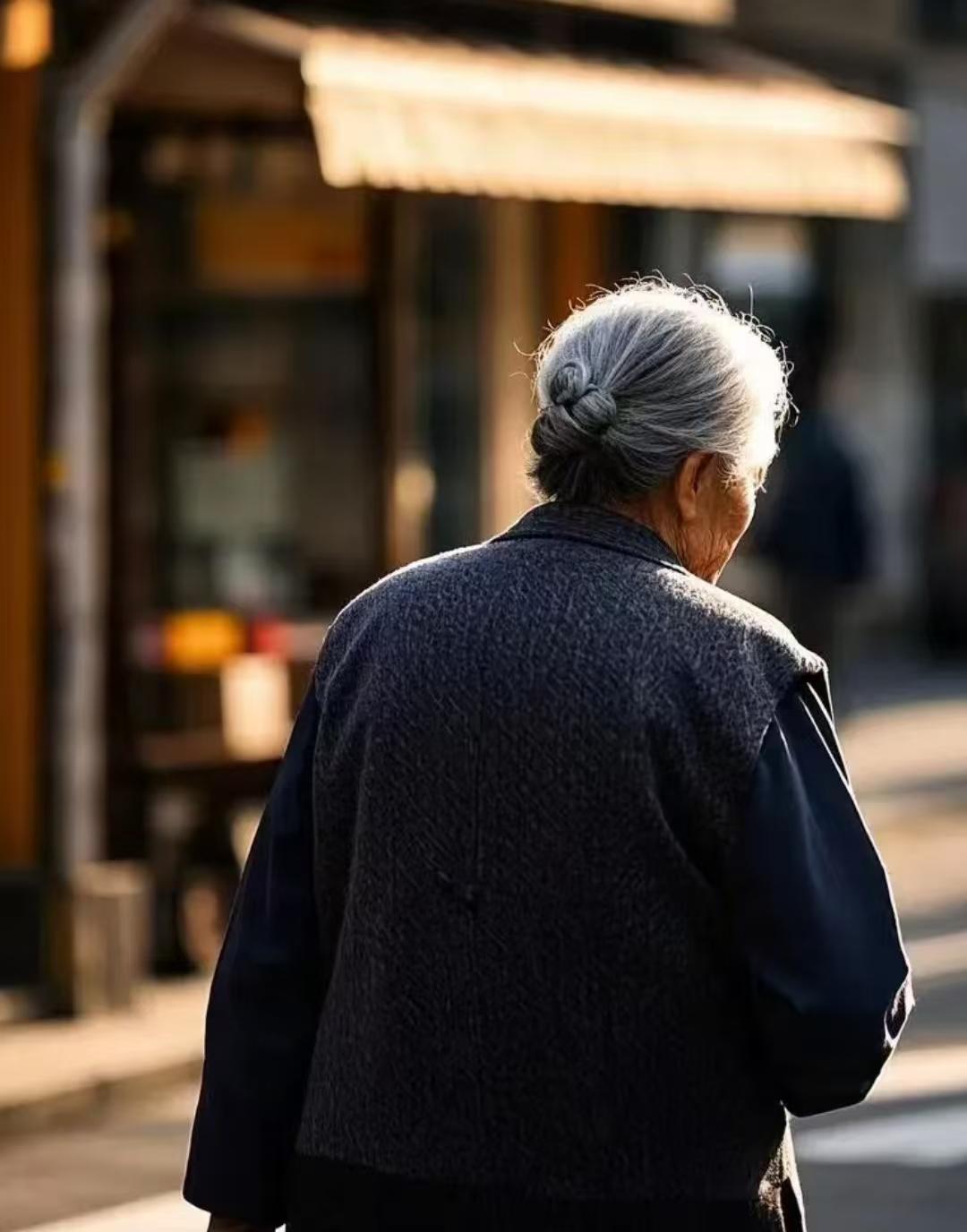 儿媳一句恶语伤透老人心，次日清晨床铺空空如也，家里再也没有烟火暖意。世间最