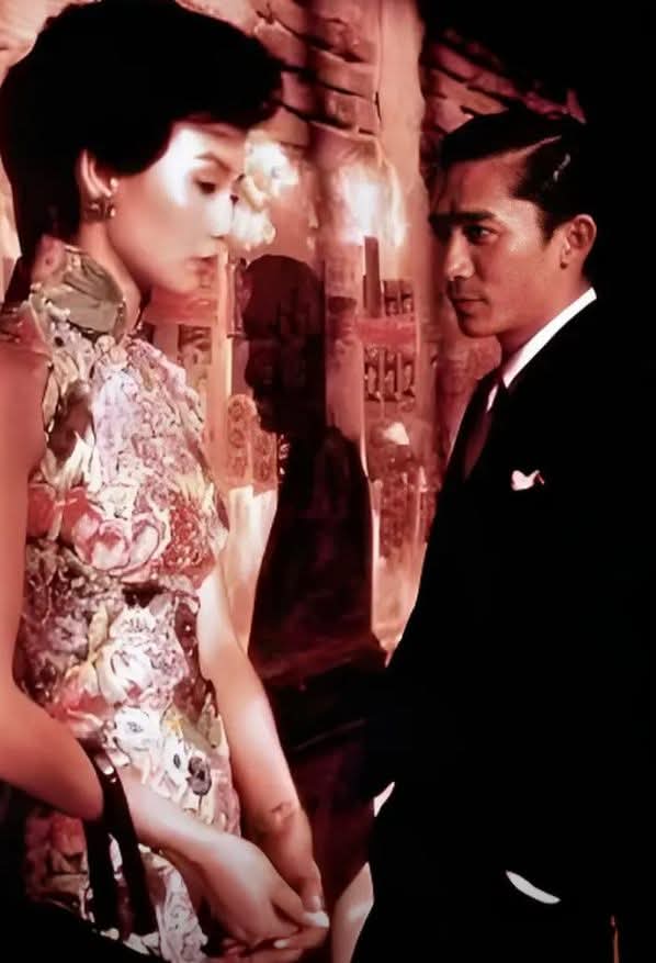 1990年，梁朝伟从片场回家后竟然放声痛哭，把刘嘉玲吓坏了，抓起电话打给王家卫：你对伟仔做了什么？王