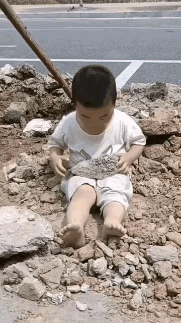 虽然早知道这句俗语，但一直没有看到过，也没有体验过，如今这个小男孩真实的演绎了这