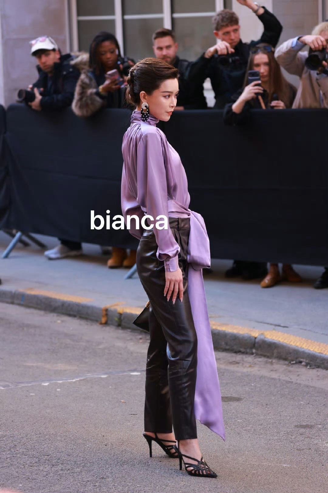 文咏珊太平洋宽肩文咏珊这套造型也太绝了！背靠铁塔，肩线比铁塔的钢架还利落，姐姐是