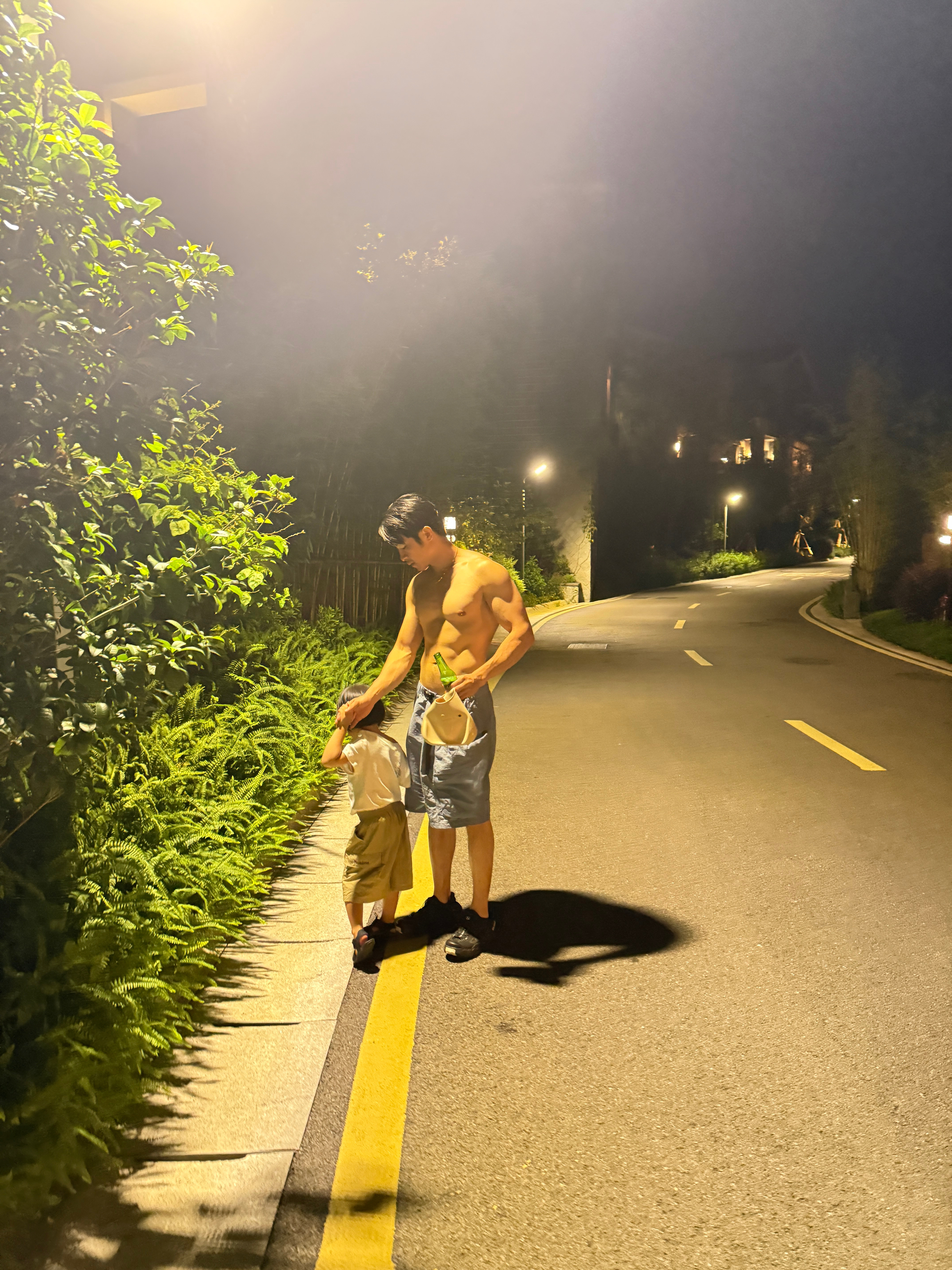 整理相册翻到两张旅蛙带孩子照片我们一家三口出门，百分之六七十的时间都是旅蛙带着球
