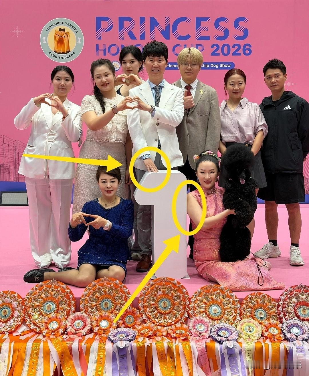 看懂了吧？这个男人值得深交！霍思燕右手臂靠在“1”上，而“1”字底部左右角都是