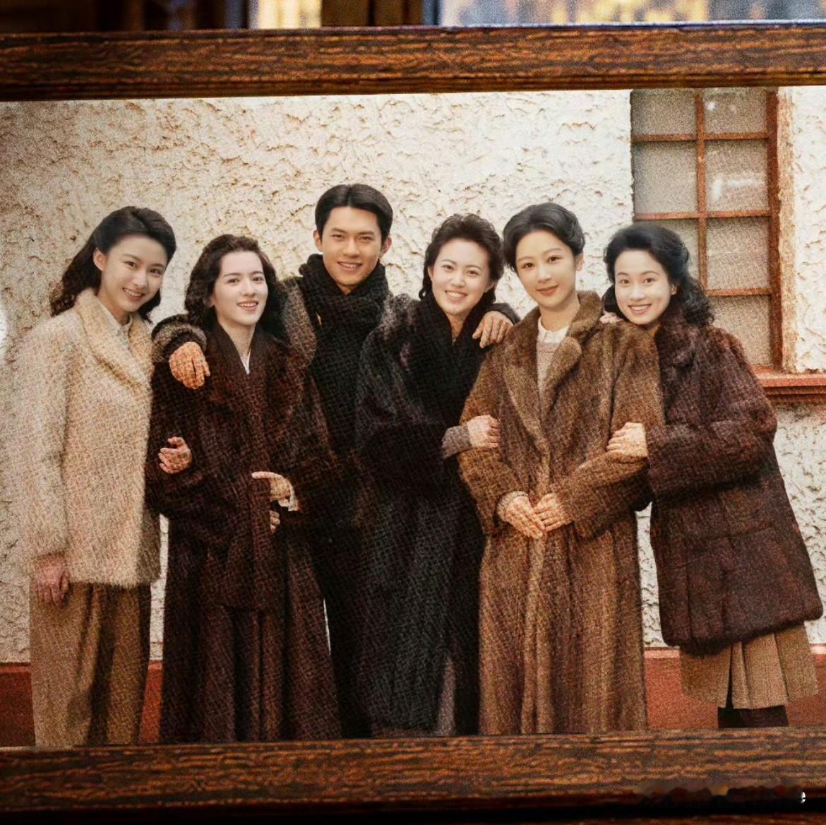 9月25日，杨紫《玉兰花开君再来》全家福四女一子是个有福气的人，这部剧，有老戏