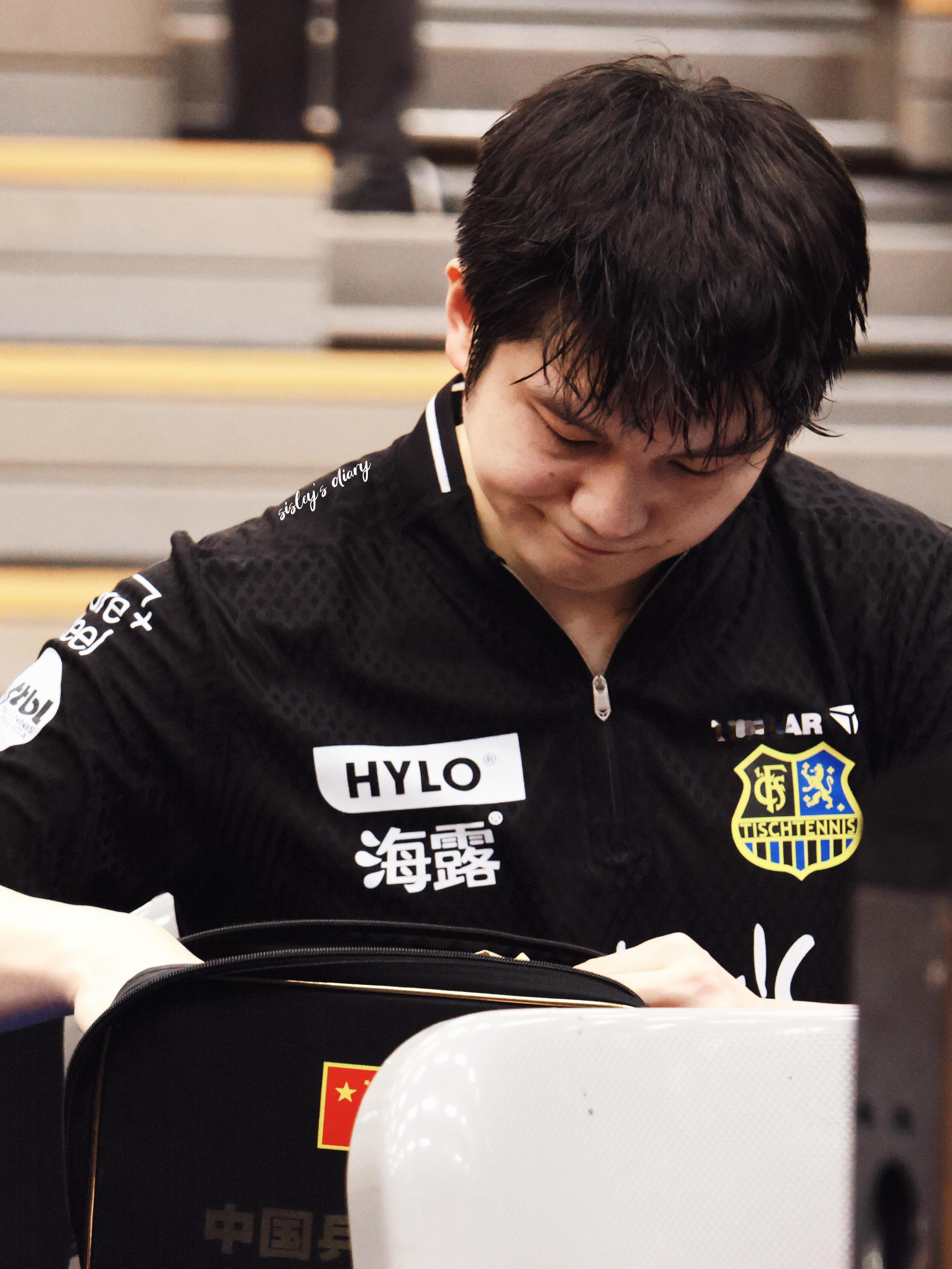 小樊胸前手包那抹红让人看的好好哭