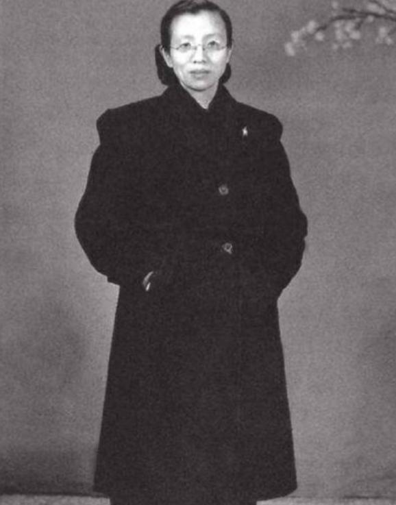 1949年南京解放后，一位贵妇走到南京总统府前，对哨兵说道：“我是陈修良，我想见