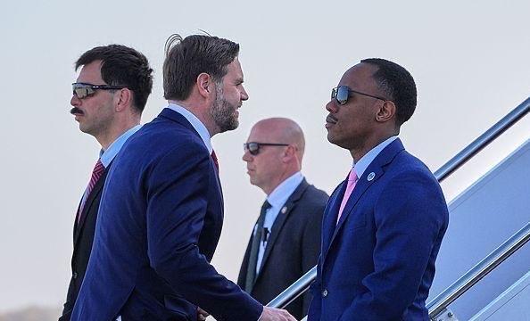 2700亿美元！伊朗寸步不让，美国副总统万斯准备再飞一趟！僵局背后，神秘“金主”