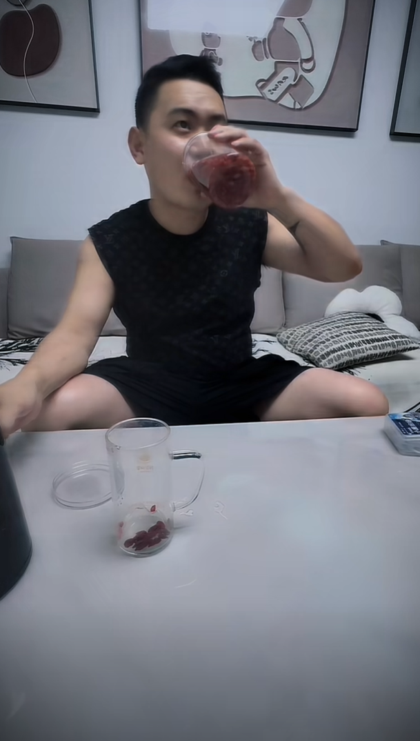 每天的生活过的够够的了。