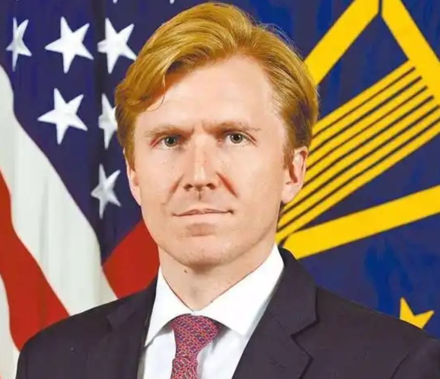 美国防部副部长柯伯吉观看中国93阅兵后认为，围堵对抗中国已没有多大意义，如果和中