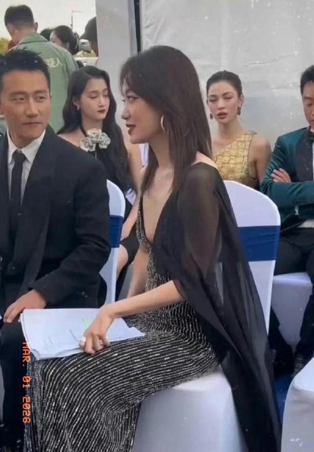 黄轩眼睛都不敢往下瞟，张小斐这身低胸装穿得太狠了。活动现场，张小斐一身黑色礼服