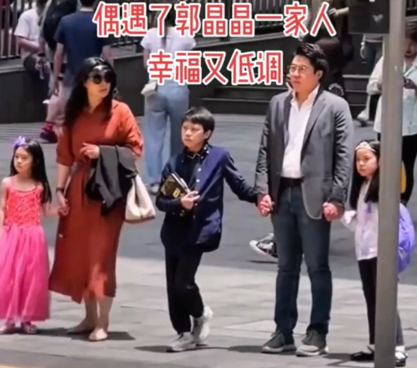 郭晶晶霍启刚一家五口现身街头温馨等绿灯