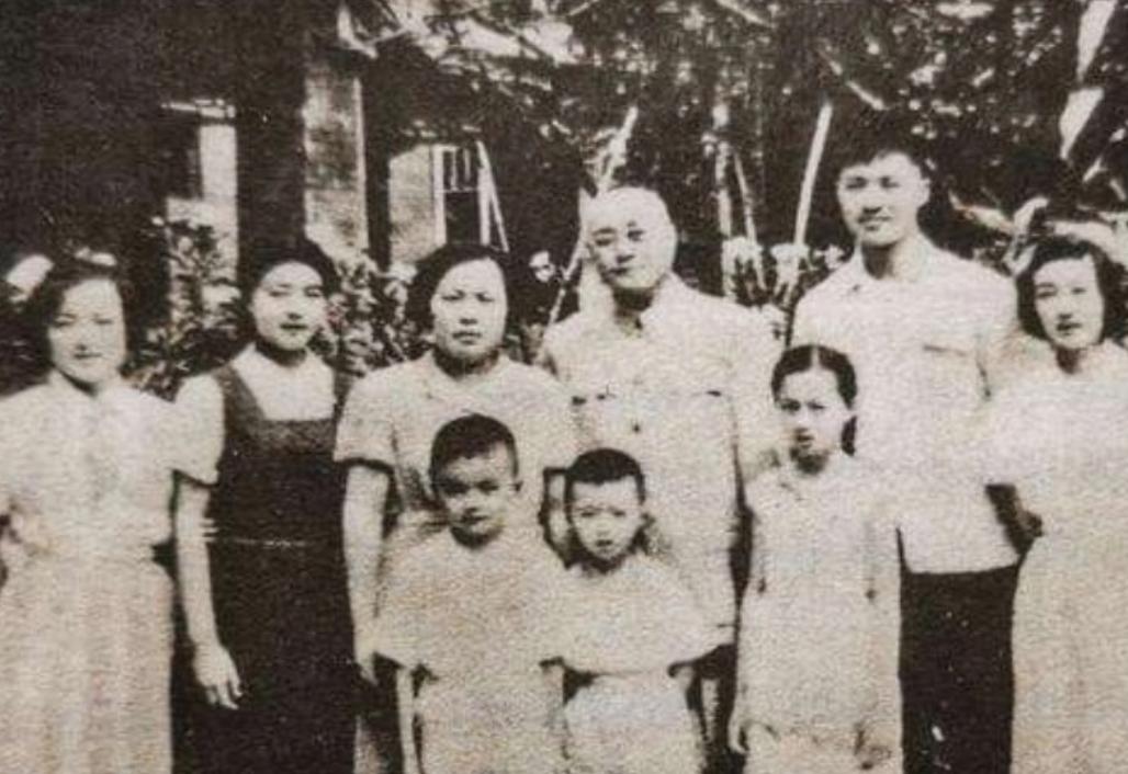 1986年10月7日，刘伯承在北京病逝。他临终前对妻子和孩子说：“杀害小华北的凶