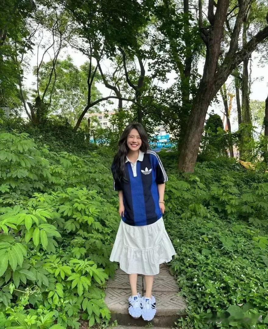 我的天，这真是马思纯吗？为什么她自己的照片和路人拍的差距这么大